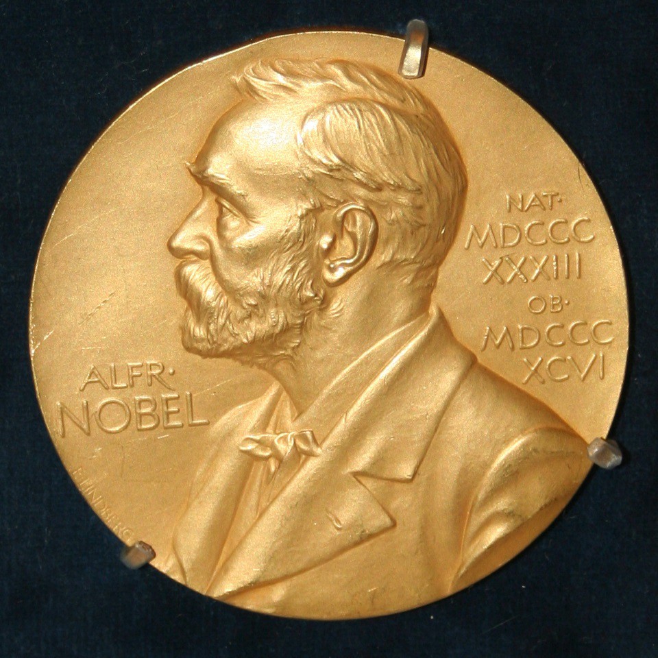 Parte frontal (anverso) de uma das medalhas do Prêmio Nobel de Fisiologia ou Medicina, concedida em 1950 a pesquisadores da Clínica Mayo em Rochester.