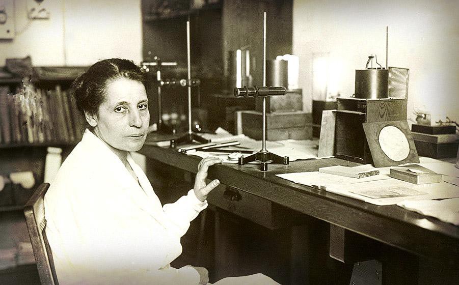 Foto da cientista Lise Meitner em, aparentemente, seu laboratório