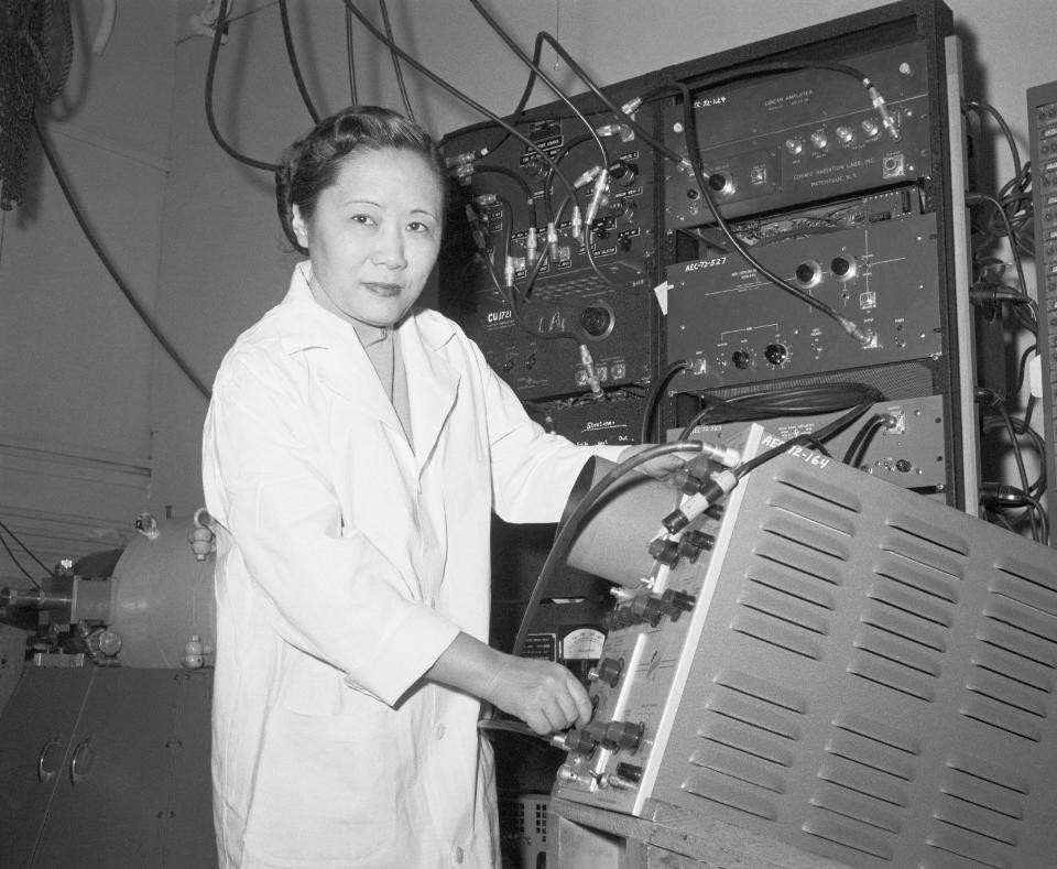 Professora de física Dr. Chien-Shiung Wu em um laboratório da Universidade de Columbia, em uma foto que remonta a 1958