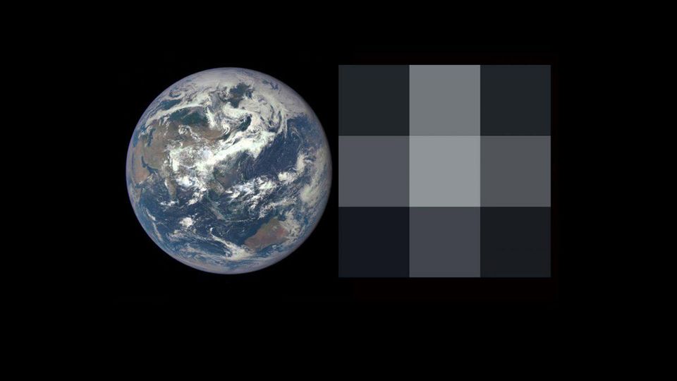 À esquerda, uma imagem da Terra da câmera DSCOVR-EPIC. À direita, a mesma imagem reduzida para uma resolução de 3x3 pixels, semelhante ao que os pesquisadores verão em futuras observações de exoplanetas.